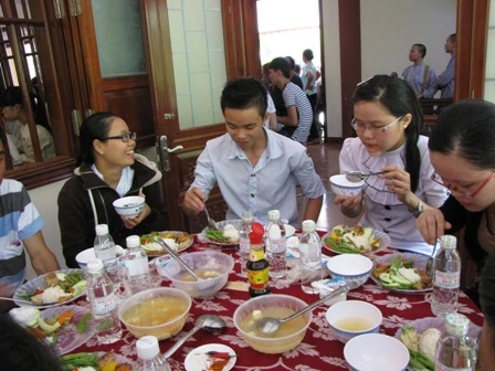 Thí sinh thi đại học tại Huế dùng cơm chay miễn phí trong mùa tuyển sinh 2013